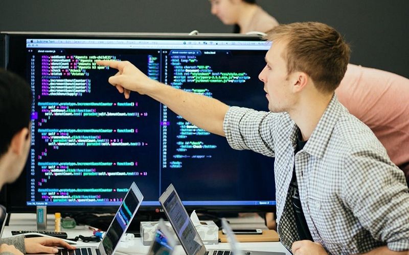 Học lập trình có khó không? Góc nhìn thực tế cho người chuyển ngành